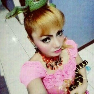 Nữ ca sĩ bị rắn cắn tử vong trên sân khấu, hàng trăm khán giả bàng hoàng Ảnh 3