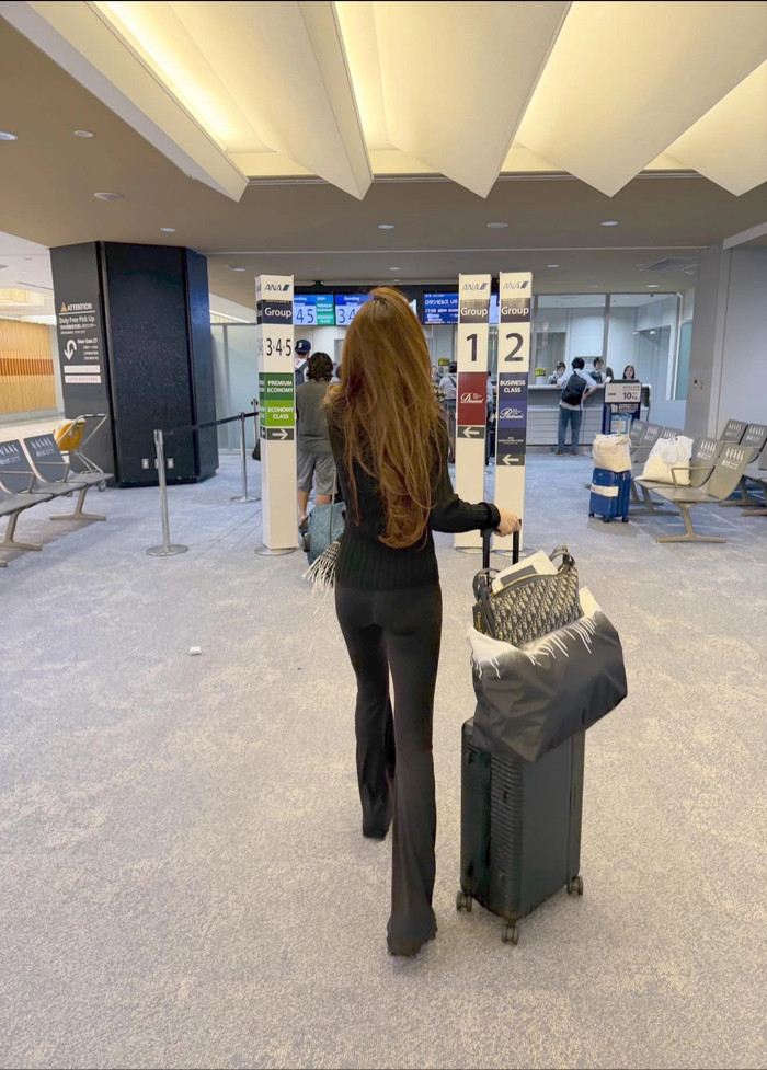 Mới đây, cô còn được bắt gặp tại sân bay với chiếc túi hiệu, giá niêm yết khoảng 125 triệu đồng. (Ảnh FBNV)