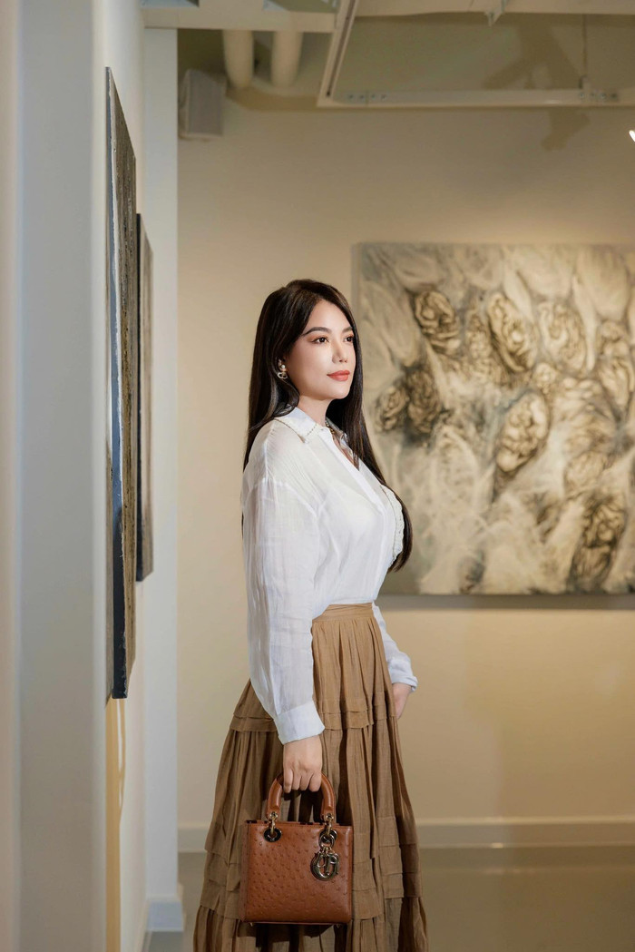 Nữ diễn viên từng xách túi hiệu, ước tính hơn 170 triệu đồng. (Ảnh FBNV)