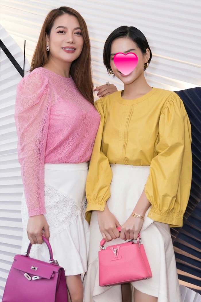 Trương Ngọc Ánh từng xách túi hiệu, có giá ước tính khoảng hơn 200 triệu đồng. (Ảnh FBNV)