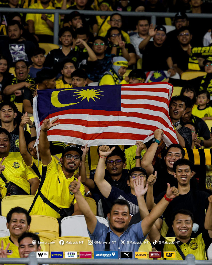 CĐV Malaysia phải thức để chờ FIFA. Ảnh: Malaysia NT