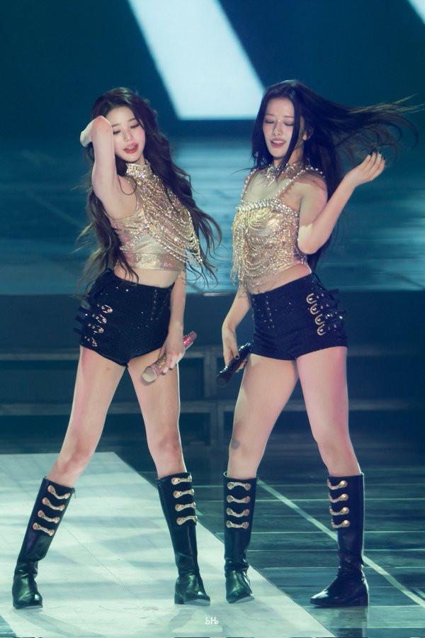 Jang Won Young mặc quần bó sát, ngắn cũn cỡn giống hệt Lisa. Ảnh: Fansite