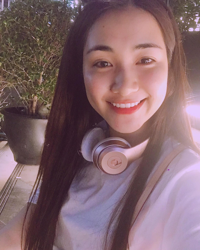 Hòa Minzy lựa chọn tai nghe Beats Solo 3. (Nguồn: FBNV)