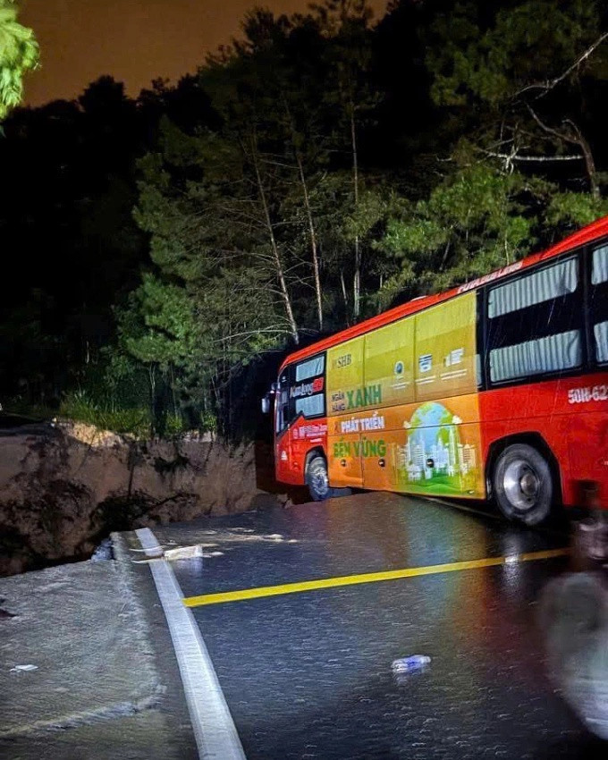 Chiếc xe khách suýt rơi xuống điểm sụt lún trên đèo Mimosa. Ảnh: VNE