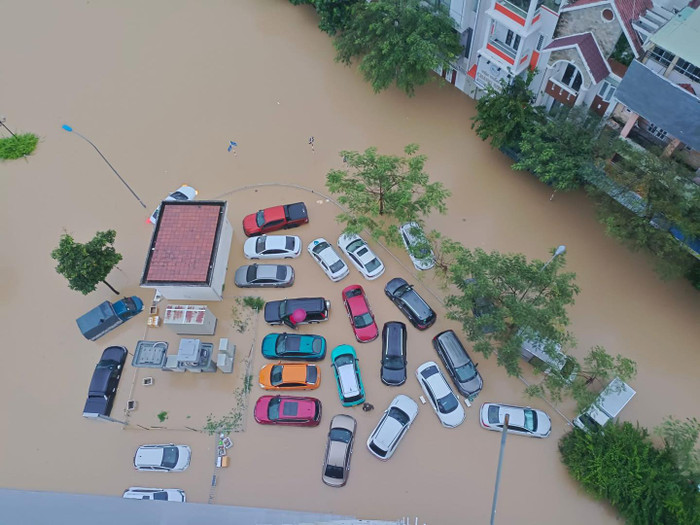 Hàng loạt ô tô 'chìm trong biển nước sau trận ngập lụt nặng tại Nha Trang. Ảnh: Đức Lợi