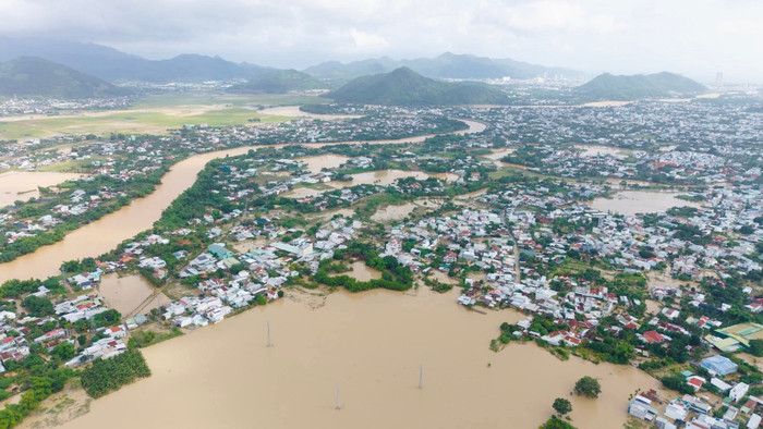 Nha Trang, Khánh Hoà: Nhiều nơi kêu cứu, ô tô tiền tỷ 'chìm trong biển nước' Ảnh 4