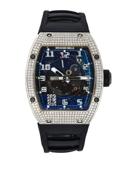 Chiếc đồng hồ từng của Diệp Lâm Anh sử dụng mặt kính sapphire hạn chế trầy xước. 