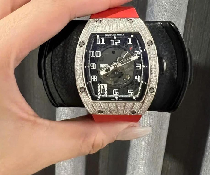 Cận cảnh chiếc đồng hồ thị phi của Diệp Lâm Anh và chồng cũ Đức Phạm.