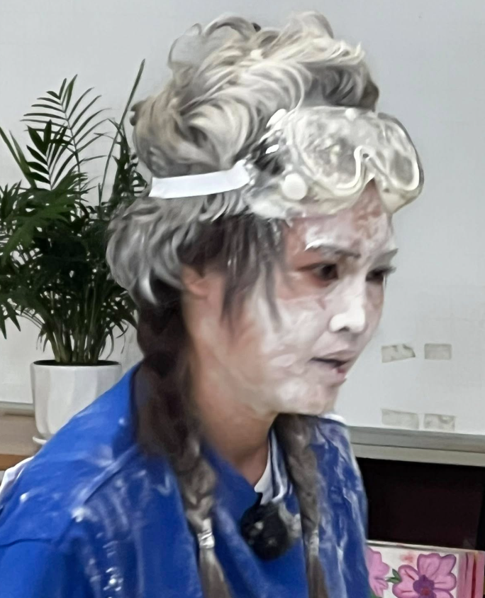 Vẻ ngoài khác lạ của Ninh Dương Lan Ngọc (Ảnh: FBNV).