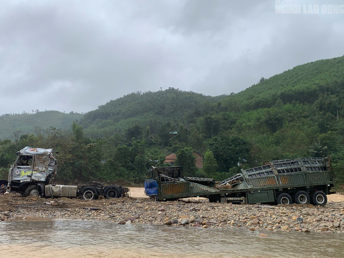 Chiếc xe bị nước lũ tàn phá dẫn đến hư hỏng nặng. Ảnh: báo Người Lao Động