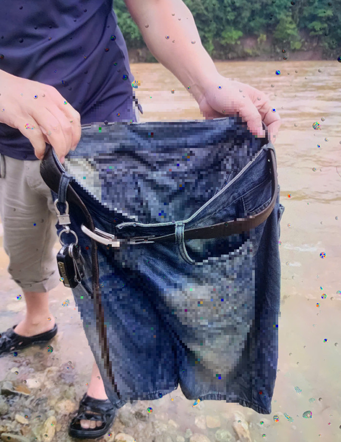 Tìm thấy quần và khóa xe của tài xế mất tích do lũ cuốn ở Quảng Trị. Ảnh: Người Lao Động 