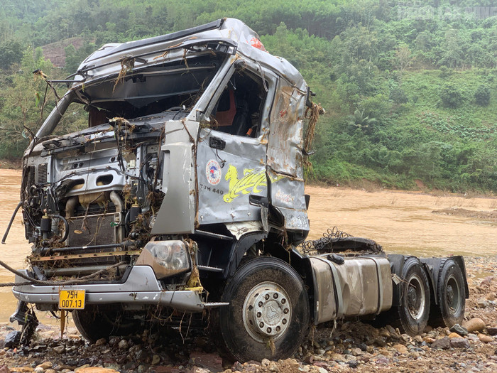 Lực lượng chức năng đã tiến hành trục vớt xe đầu kéo. Ảnh: Người Lao Động