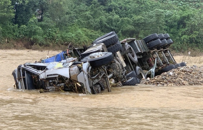 Xe đầu kéo bị nước đẩy trôi khoảng 100 m nằm trên bãi bồi giữa sông. Ảnh: VnExpress 