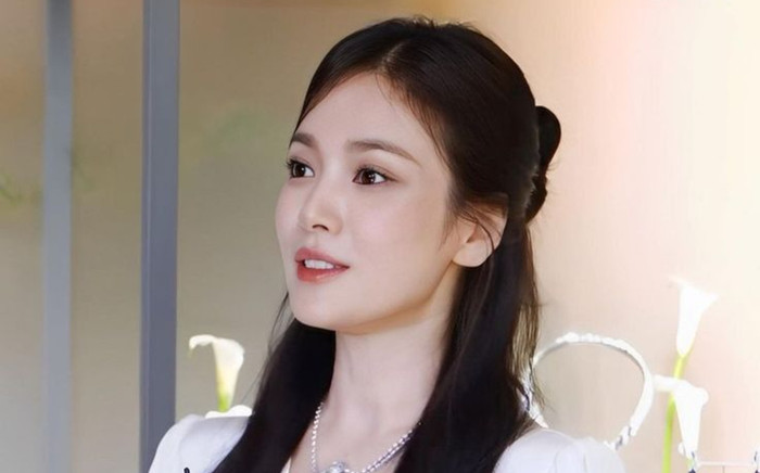 Song Hye Kyo gây tranh cãi khi có thái độ lạnh nhạt tại lễ trao giải Rồng Xanh 2025 (Ảnh: Naver).