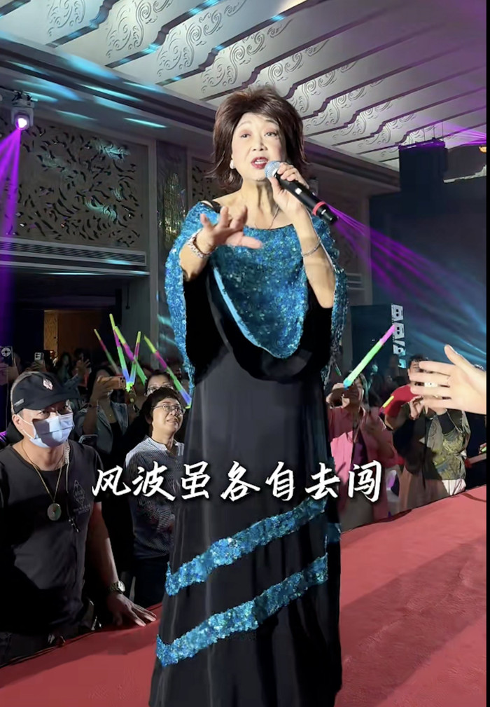 Nữ ca sĩ gạo cội đi hát nhà hàng, ngoại hình gầy gò ở tuổi 71 khiến khán giả xôn xao Ảnh 4