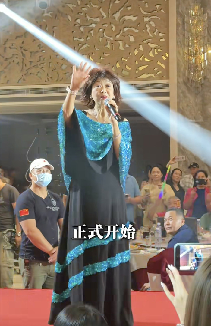 Nữ ca sĩ gạo cội đi hát nhà hàng, ngoại hình gầy gò ở tuổi 71 khiến khán giả xôn xao Ảnh 3