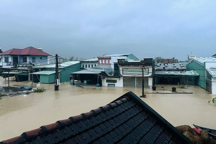 Mưa lũ ở Quy Nhơn gây ảnh hưởng đến đời sống người dân. (Ảnh: VnExpress)