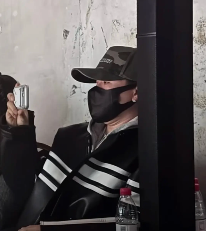 Nam ca sĩ được bắt gặp đi xem bạn gái tin đồn biểu diễn. Ảnh: Sohu