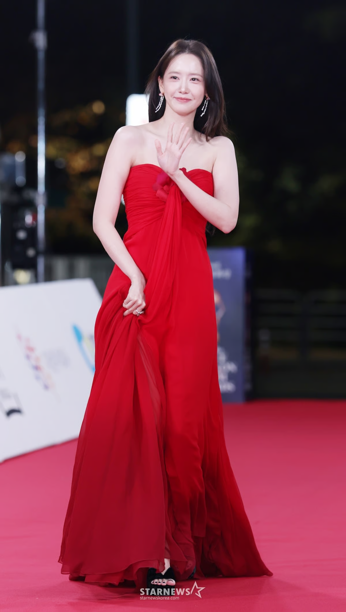 Yoona gây 'sốt' giới showbiz Hàn khi diện váy cúp ngực xuất hiện trên thảm đỏ. Ảnh: Starnews