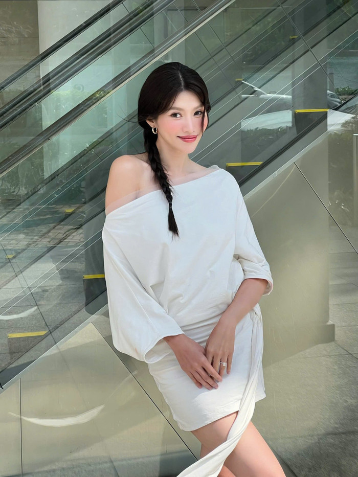 Đặc biệt, thời trang của người đẹp luôn được hoàn thiện bởi cách buộc tóc thấp gọn gàng và đôi giày búp bê hoặc sandal quai mỏng, tạo cảm giác vừa quý phái vừa gần gũi. Ảnh: FBNV