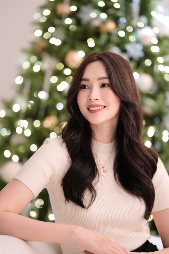 Trong khi đó, gu thời trang của Đặng Thu Thảo lại nghiêng hẳn về sự dịu dàng quý phái. Nàng hậu đặc biệt yêu thích chân váy lụa hoặc chân váy midi tone trắng, phối cùng áo trắng đồng điệu hoặc set váy dạ sang trọng. Ảnh: FBNV