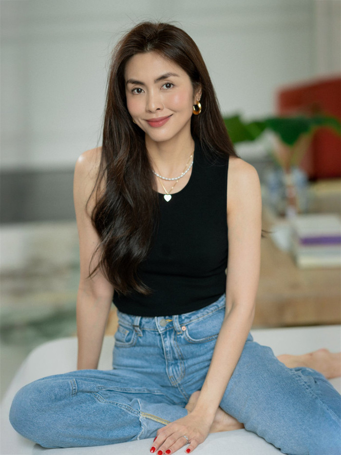 Thời trang của Tăng Thanh Hà là minh chứng rõ nhất cho phong cách năng động nhưng không kém phần sang trọng của các nàng dâu hào môn Việt. Hiếm khi chọn váy điệu đà, cô thường xuất hiện với công thức 'trên rộng - dưới dài' như áo phông oversized phối chân váy đen xẻ tà nhẹ, hoặc crop top hai dây kết hợp chân váy midi bí phồng nguyên cây đen. Ảnh: FBNV