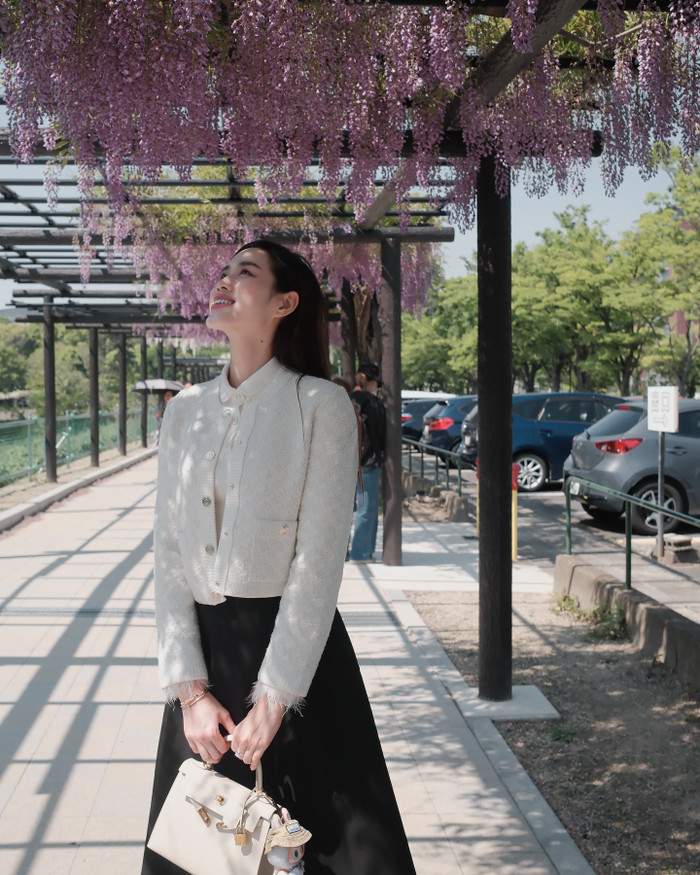 Thời trang của Đỗ Thị Hà trong thời gian gần đây đã chuyển mình rõ rệt từ phong cách hoa hậu giản dị sang sự sang trọng tinh tế. Cô đặc biệt yêu thích chân váy midi dáng suông hoặc chân váy dài vải dạ, phối cùng áo len trơn màu, cardigan dài hoặc áo sơ mi trắng oversized. Ảnh: FBNV