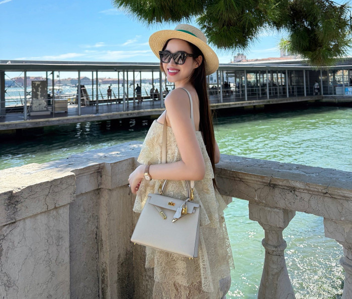 Bảng màu chủ đạo trong gu thời trang của Đỗ Thị Hà trung thành với những màu trung tính, nhưng được nâng tầm nhờ chất liệu cao cấp và cách cắt may ôm vừa vặn, tạo nên tổng thể vừa trang nhã vừa nổi bật mà không cần phụ kiện rườm rà. Ảnh: FBNV