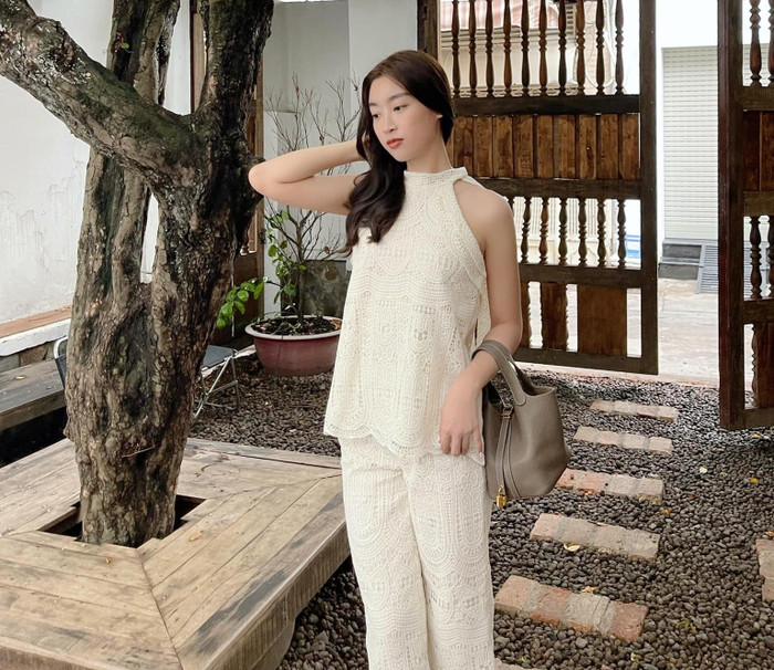 Thời trang đời thường của Đỗ Mỹ Linh mỗi lần lên đồ đều khiến công chúng trầm trồ bởi độ 'chất'. Cô ưu tiên các thiết kế tinh giản như set ren trắng, áo khoác dạ họa tiết nhẹ phối chân váy midi, hoặc chân váy mini tweed. Ảnh: FBNV