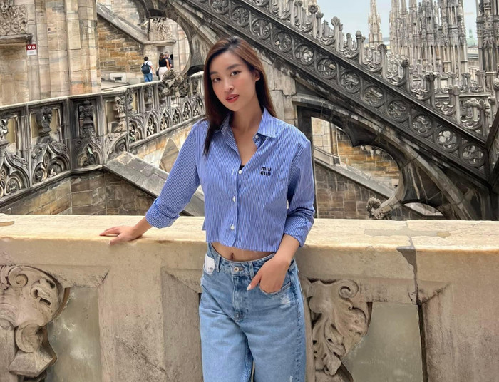 Điểm nhấn nằm ở cách Đỗ Mỹ Linh hạn chế phụ kiện: chỉ một đôi khuyên tai nhỏ hoặc chiếc mũ fedora là đủ để hoàn thiện phong cách thời trang sang chảnh mà không hề phô trương. Ảnh: FBNV