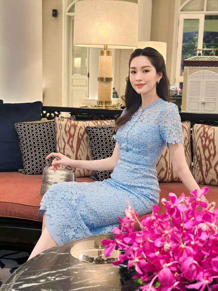 Sự kết hợp này giúp thời trang của Đặng Thu Thảo luôn toát lên khí chất 'tài phiệt'. Phong cách của cô vừa nghiêm túc đủ để dự tiệc gia đình, vừa mềm mại đủ để dạo phố. Ảnh: FBNV