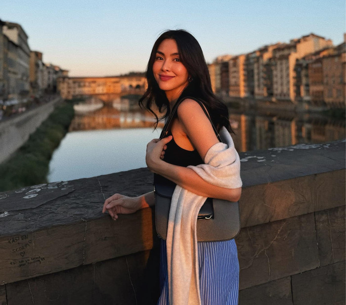 Nhờ cách phối đồ thoải mái mà vẫn chỉn chu, thời trang của Tăng Thanh Hà luôn trẻ trung, hiện đại và dễ dàng 'học lỏm' cho các chị em công sở lẫn mẹ bỉm. Ảnh: FBNV