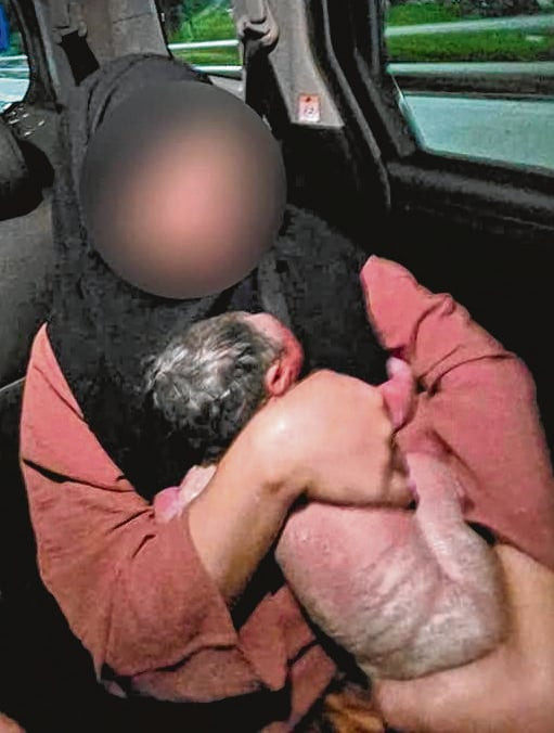 Người phụ nữ sinh con ngay trên xe công nghệ, phản ứng của tài xế khiến ai cũng bất ngờ Ảnh 1