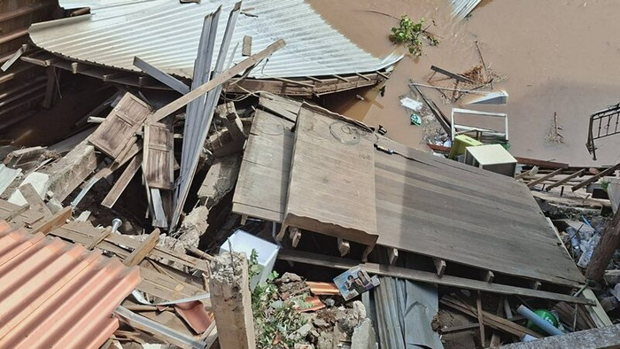 Ngôi chợ 100 năm tuổi sạt lở chìm xuống sông, cảnh tượng khiến người dân đau lòng Ảnh 2