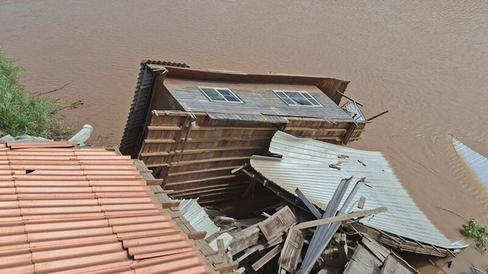 Ngôi chợ 100 năm tuổi sạt lở chìm xuống sông, cảnh tượng khiến người dân đau lòng Ảnh 3