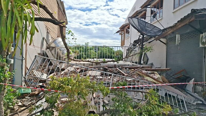 Ngôi chợ 100 năm tuổi sạt lở chìm xuống sông, cảnh tượng khiến người dân đau lòng Ảnh 1