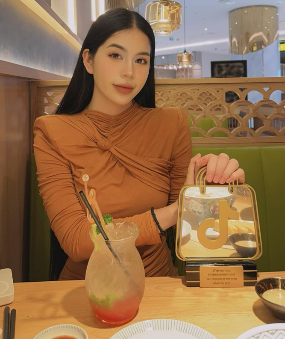 Hằng Du Mục tin dùng máy hút bụi không dây. Ảnh: FBNV