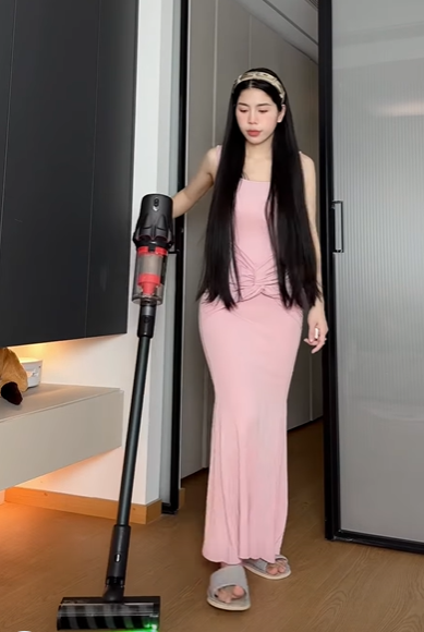 Máy hút bụi không dây giúp Hằng Du Mục tiết kiệm thời gian và công sức trong việc duy trì không gian sống gọn gàng. Ảnh chụp màn hình