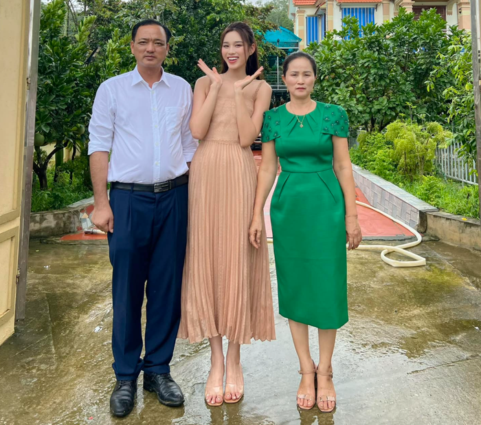 Gia đình Hoa hậu Đỗ Thị Hà. Ảnh: FBNV