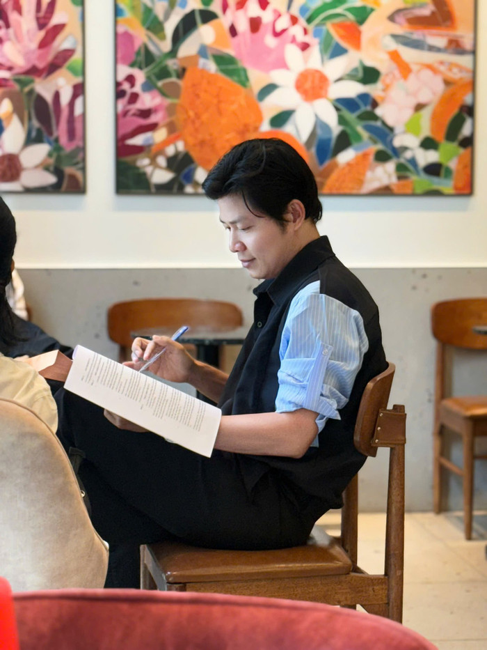 Nguyễn Văn Chung lộ rõ niềm vui khi báo tin đỗ Nhạc viện TP HCM tới khán giả. Ảnh: FBNV