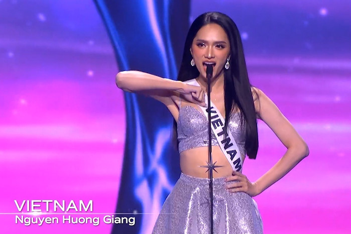 Màn xuất hiện của người đẹp Việt khiến khán phòng vỡ òa. 