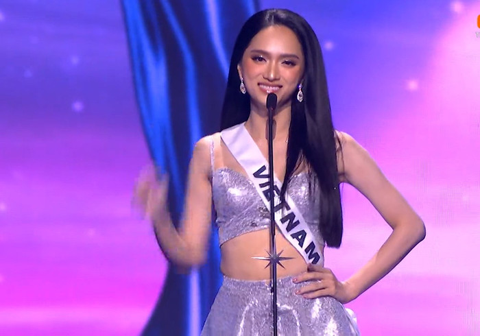 Hương Giang tự hào hô tên và 'Việt Nam'.