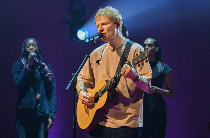 Ed Sheeran biểu diễn trong quá trình quay chương trình Graham Norton Show, tại Trung tâm Truyền hình BBC Studioworks 6. Ảnh: AP News