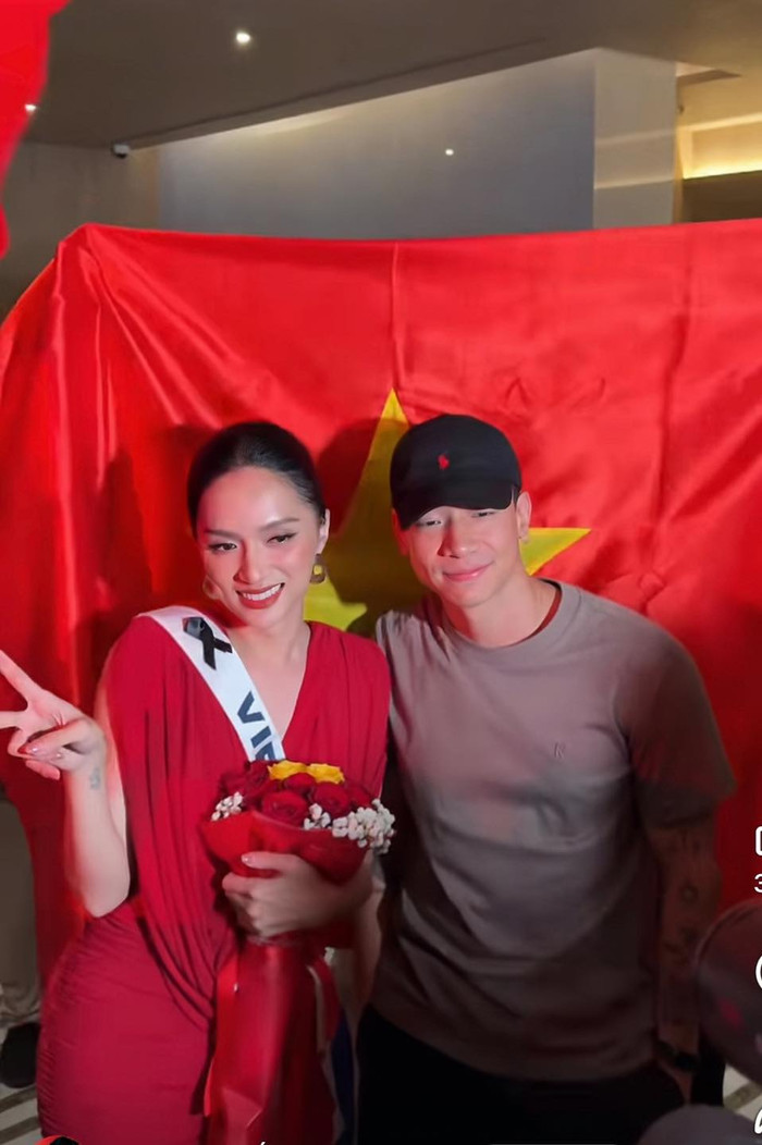 Phú Cường qua Thái Lan ủng hộ Hương Giang. 