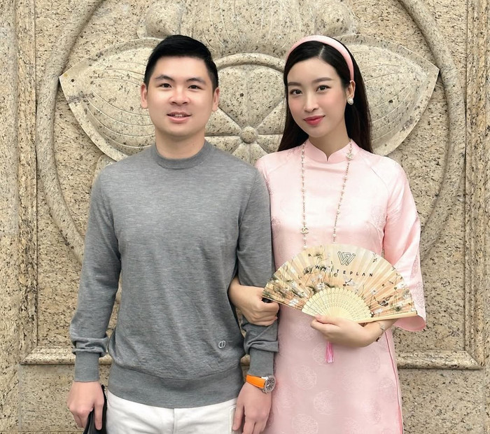 Vợ chồng Đỗ Mỹ Linh trang bị máy chạy bộ 50 triệu cho phòng tập gia đình. Ảnh: IGNV