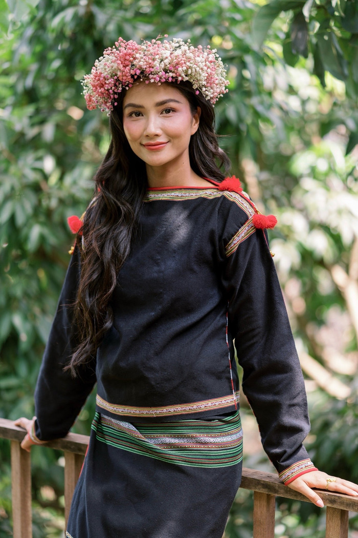 Hành động của H'Hen Niê góp phần lan toả tinh thần đoàn kết, tiếp thêm sức mạnh cho người dân vùng lũ (Ảnh: FBNV).