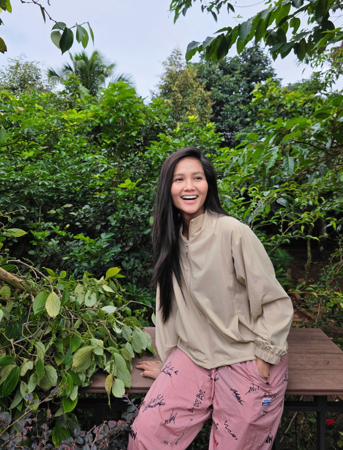 H'Hen Niê đã đóng góp một số tiền ủng hộ người dân tỉnh Đắk Lắk (Ảnh: FBNV).