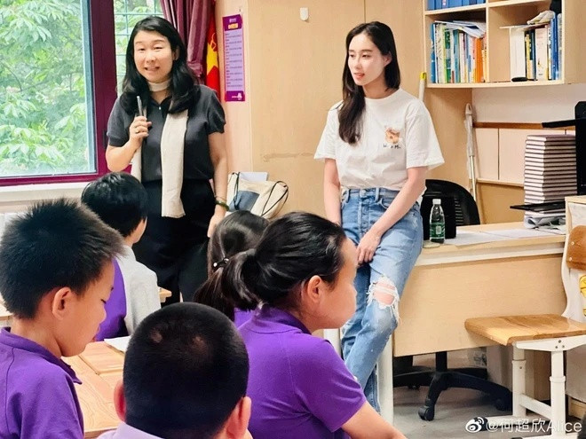 Hà Siêu Hân hiện là giáo viên tại một trường tiểu học.