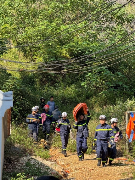 Lực lượng chức năng có mặt tìm kiếm 2 cháu bé. Ảnh: Công an TP Hà Nội