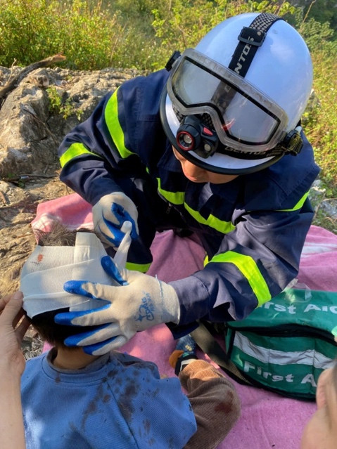 Sau một thời gian nỗ lực, lực lượng chức năng đã đưa 2 cháu bé đến vị trí an toàn. Ảnh: Công an TP Hà Nội